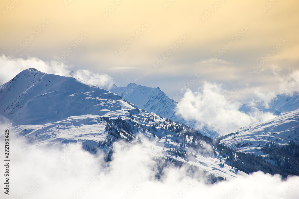 Panorama Ausblick in den Bergen zwischen den Wolken Panorama Ausblick in den Bergen zwischen den Wolken
