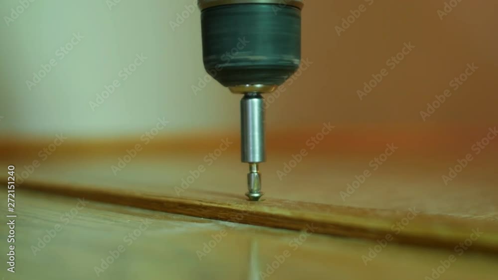 Driving in a screw with a screw gun Driving in a screw with a screw gun