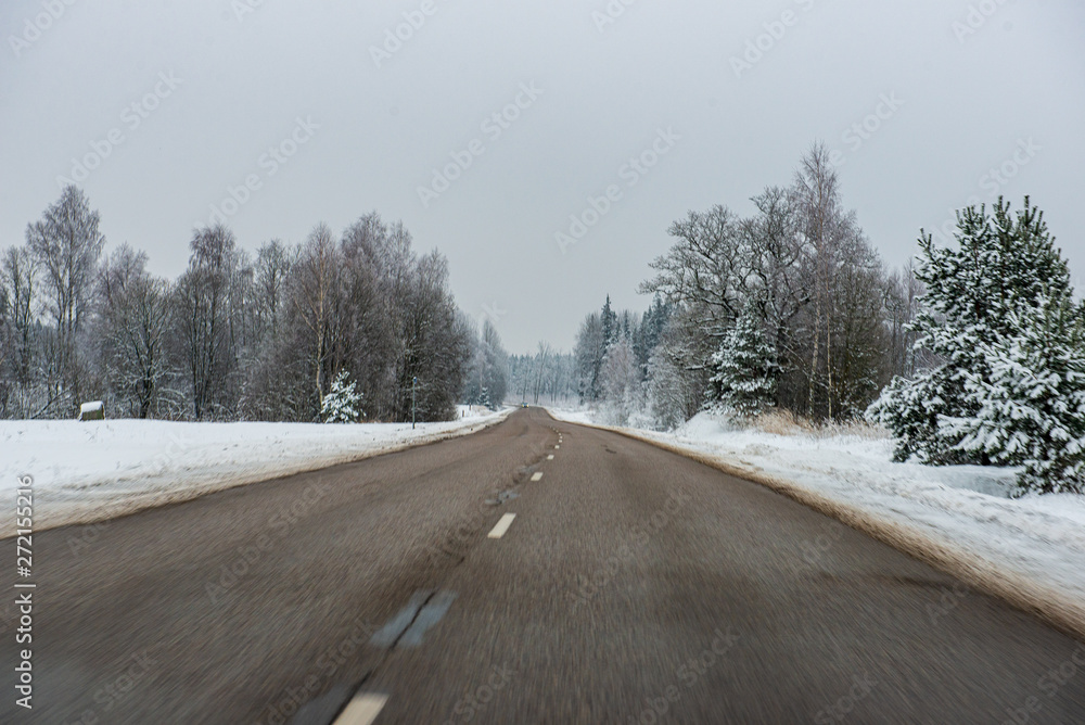 Obraz premium simple countryside dirt road in spring