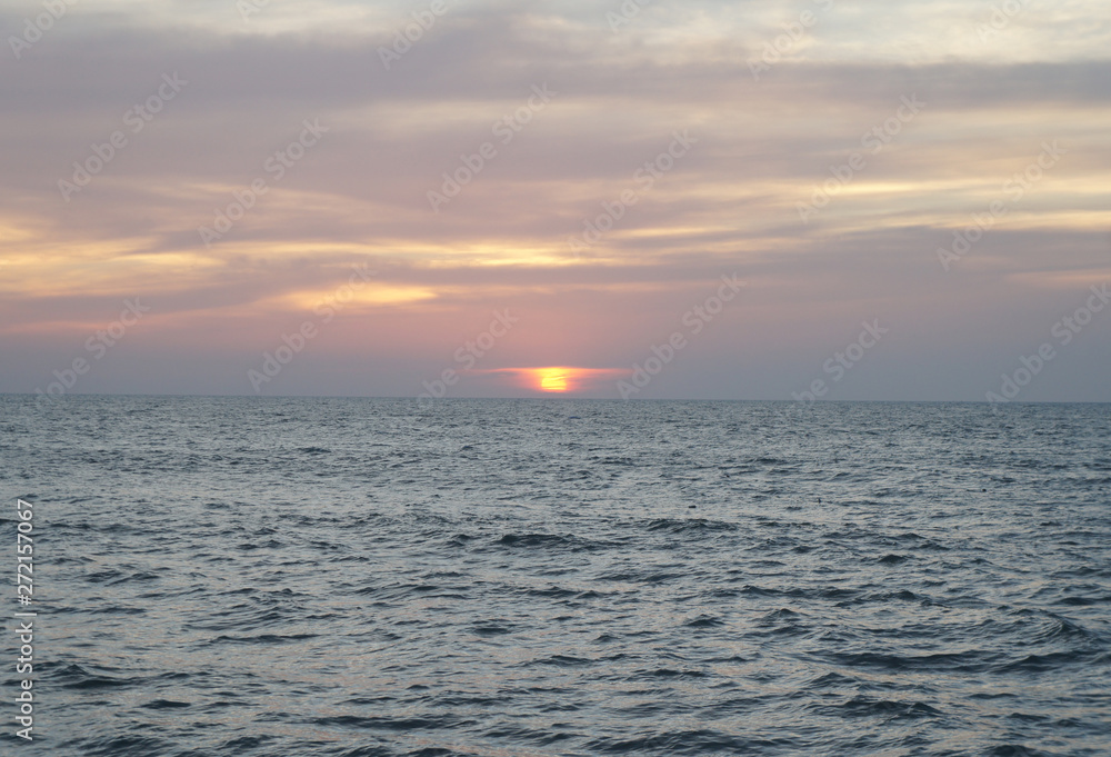 Fototapeta premium Bright contrast saturated sunset on the ocean on the southern tropical coast.
