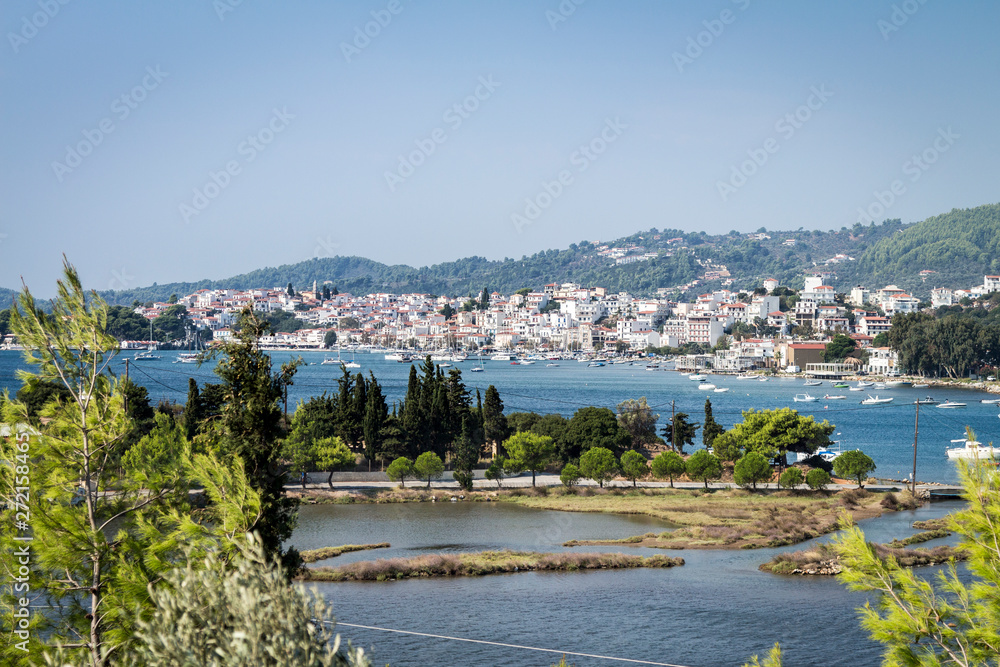 Blick auf die Stadt Skiathos in Griechenland