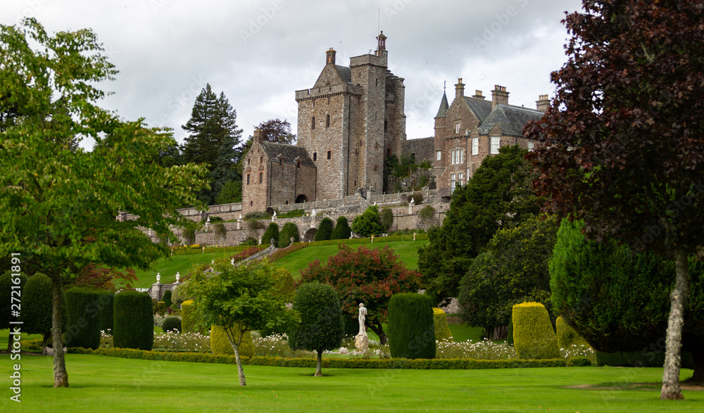 One of the most touristic places in Scotland, are its castles. They are everywhere and can be found from simple ruing, to ones that were kept almost intact.