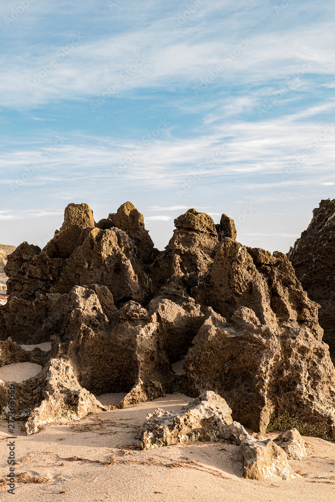 Afloramento rochoso numa praia, que forma este monumento natural de pedra na Costa Vicentina em Porto Covo, Portugal, Europa. Afloramento rochoso numa praia, que forma este monumento natural de pedra na Costa Vicentina em Porto Covo, Portugal, Europa.