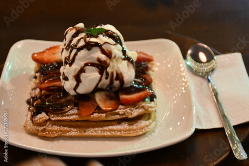 helados,wafles,postre,chocolate,fresa photo