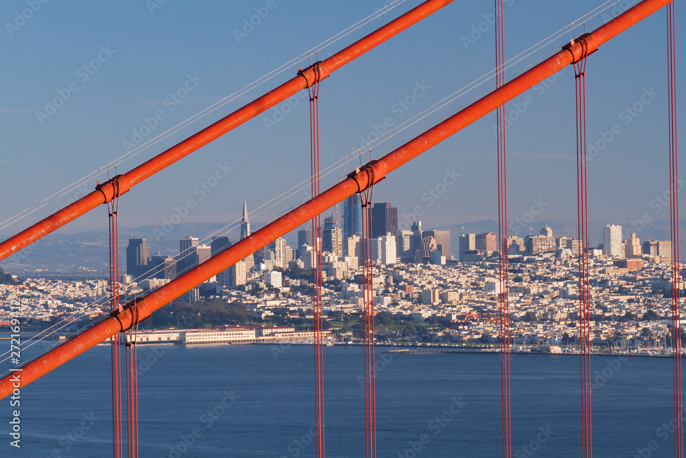 Obraz premium Golden Gate Bridge close-up with San Francisco skyline in background
