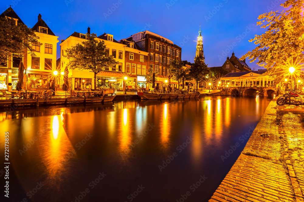 Fototapeta premium Leiden city hall and koornbrug during dusk