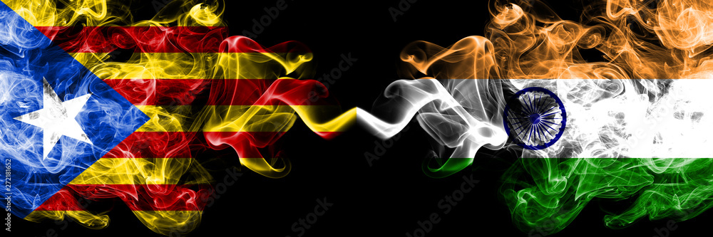 Fototapeta Katalonia vs Indie, indyjskie flagi dymu umieszczone obok siebie. Grube, jedwabiste flagi dymne z Katalonii i Indii w Indiach