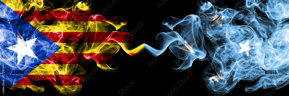 Fototapeta Catalonia vs Mikronezja, mikronezyjskie flagi dymu umieszczone obok siebie. Grube, jedwabiste flagi dymne Katalonii i Mikronezji, Mikronezja