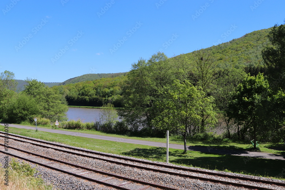 Fototapeta premium Ardennes - Vue sur la Meuse et la voie ferrée qui la longe