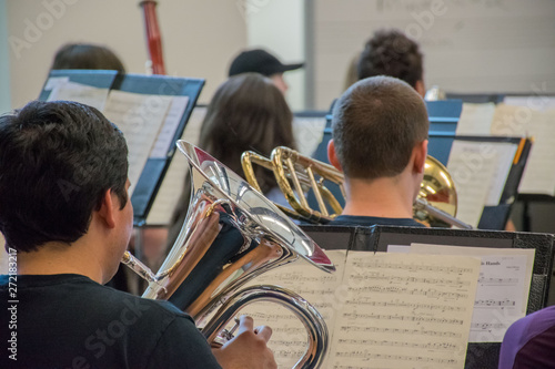 Foto Students playing musical instruments