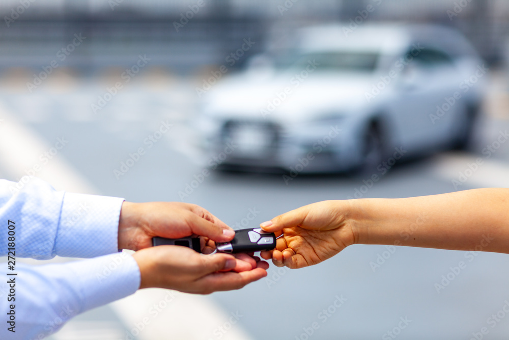 Fototapeta premium 高級車 整備 セールスマン メカニック テクニシャン メンテナンス 女性 男性 名車 個人 ビジネス