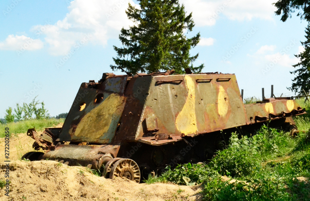 Obraz premium old abandoned tank on the battlefield