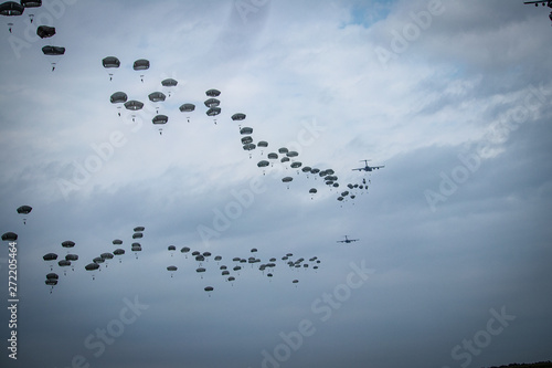 Foto parachutist helicopter airborne operations airplane explosions missiles