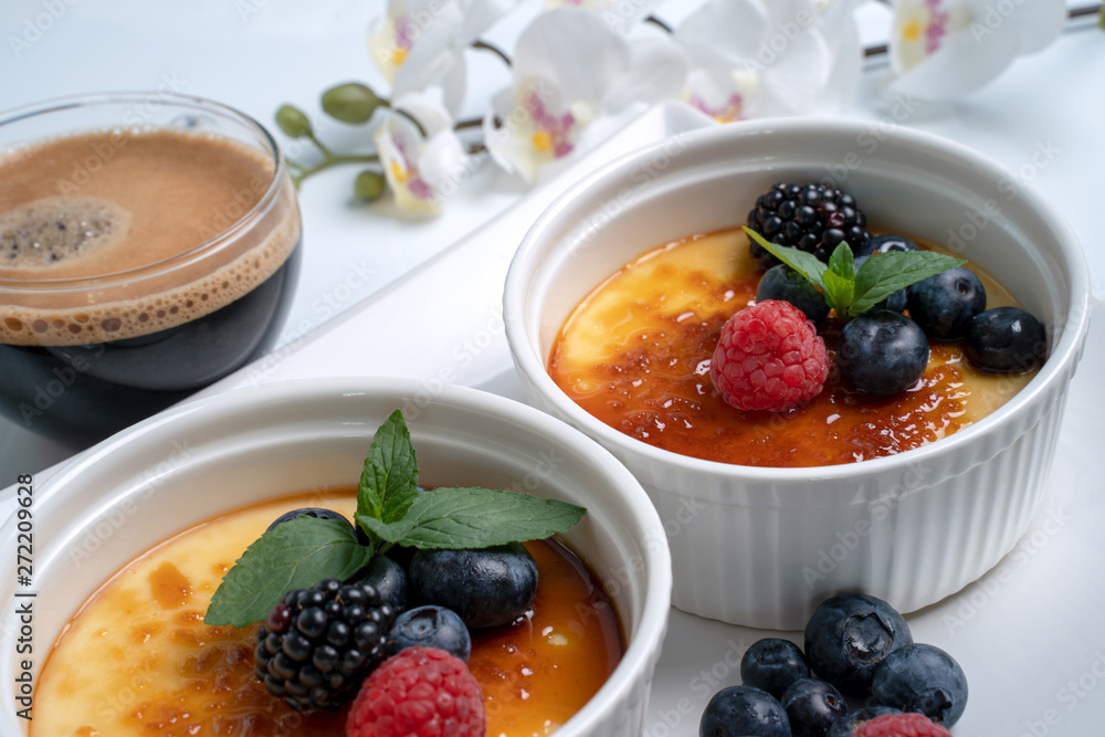 Creme Brulee mit Blaubeeren, Himbeeren und Kaffee Creme Brulee mit Blaubeeren, Himbeeren und Kaffee