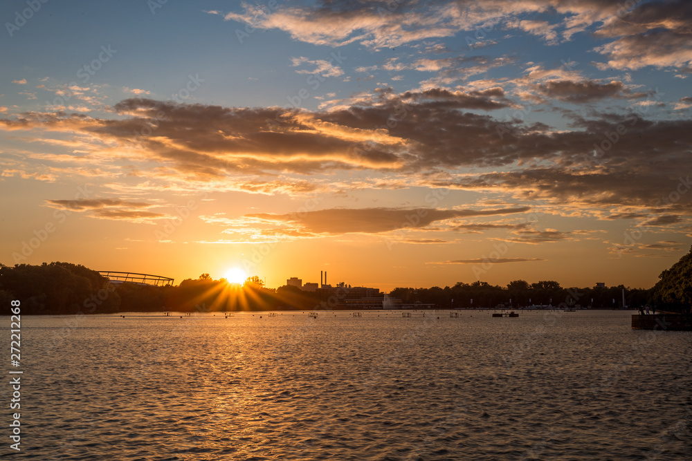 Naklejka premium Maschsee in Hannover zum Sonnenuntergang mit Sonnenstern