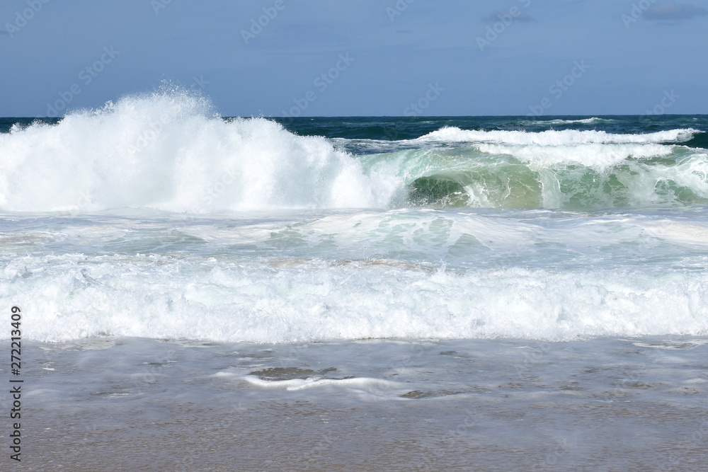 Fototapeta premium France, Aquitaine, côte atlantique, plage à marée montante. Avec un coefficient de marée important les vagues sont spectaculaires et puissantes.