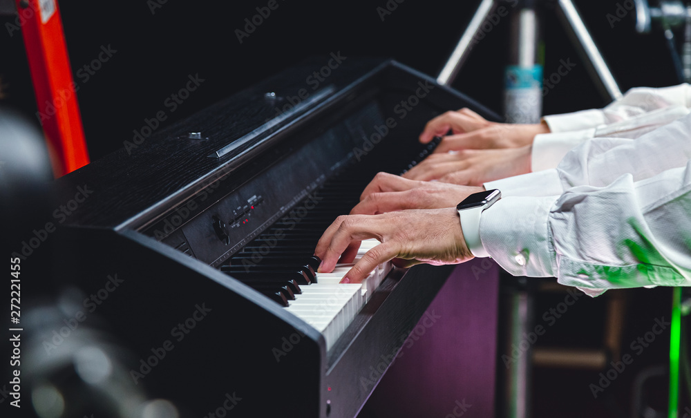 Obraz premium Man playing the keys close up