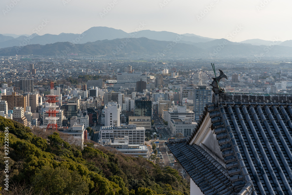 松山城と松山市街の風景