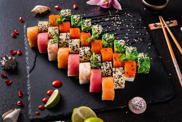 Gordijnen Sushi bar Sushi presentatie op zwarte achtergrond  © Maksim Shebeko