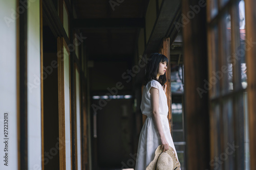 日本家屋の女性