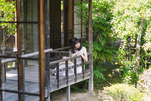 日本家屋の女性 © peach100