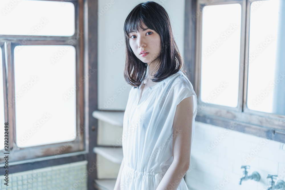 日本家屋の女性 日本家屋の女性