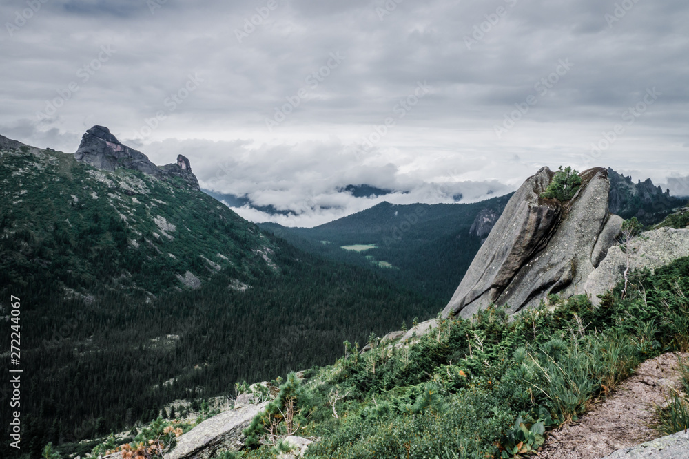 Obraz premium View of a mountain valley on a cloudy day