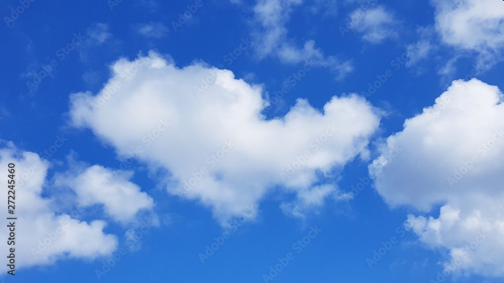 Naklejka premium heart-shaped cloud