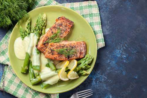 Baked salmon with asparagus and hollandaise sauce