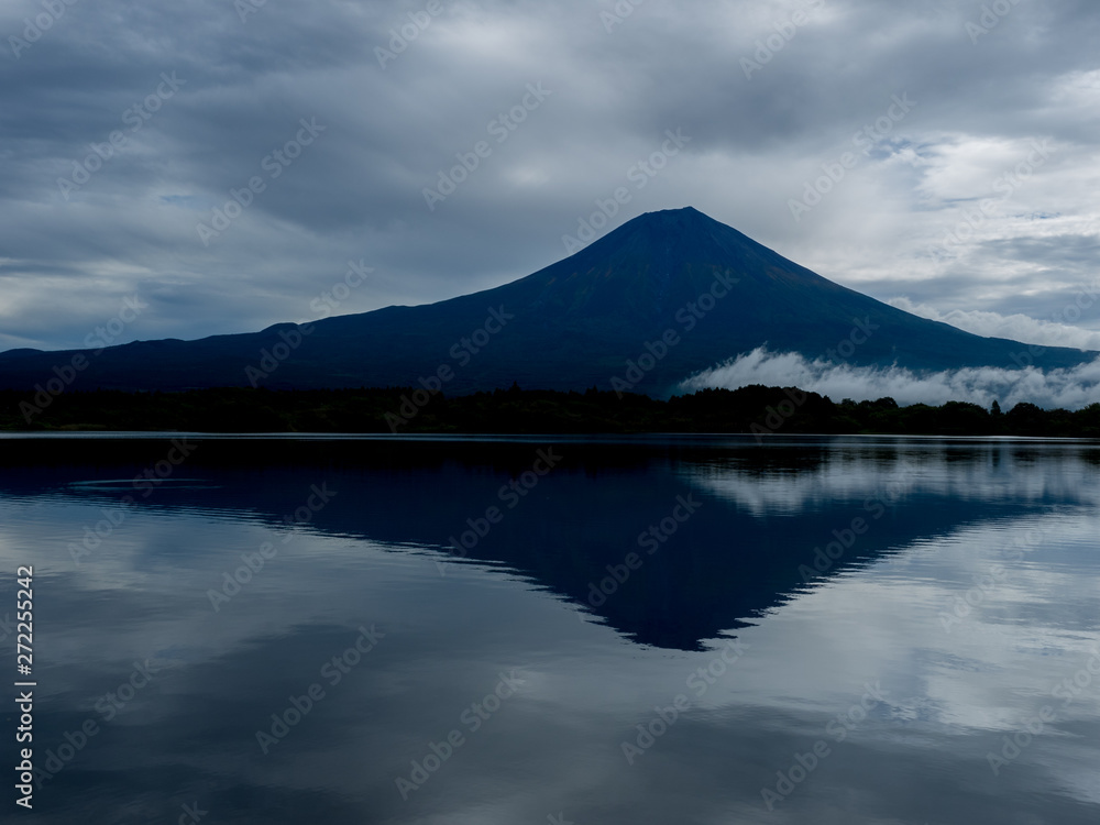 田貫湖　夜明け前の富士山　日本　１０月