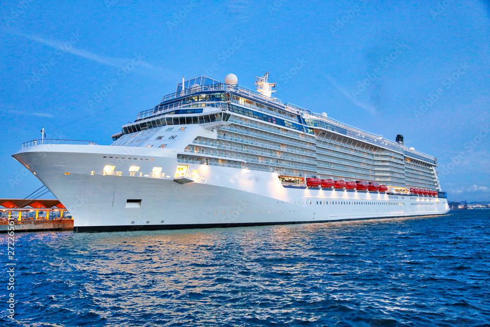 Luxury cruise ship heading to а vacation cruise around Caribbean islands - obrazy, fototapety, plakaty 