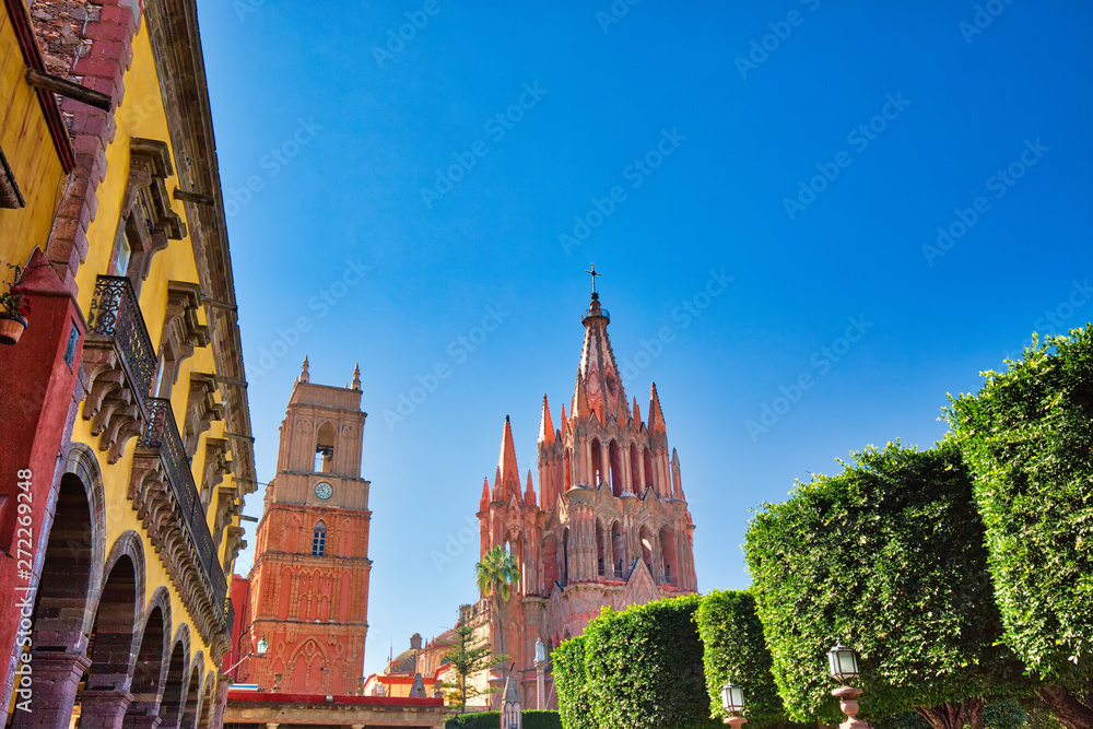 Fototapeta premium Zabytkowa katedra Parroquia De San Miguel Arcangel w historycznym centrum miasta San Miguel De Allende w Meksyku