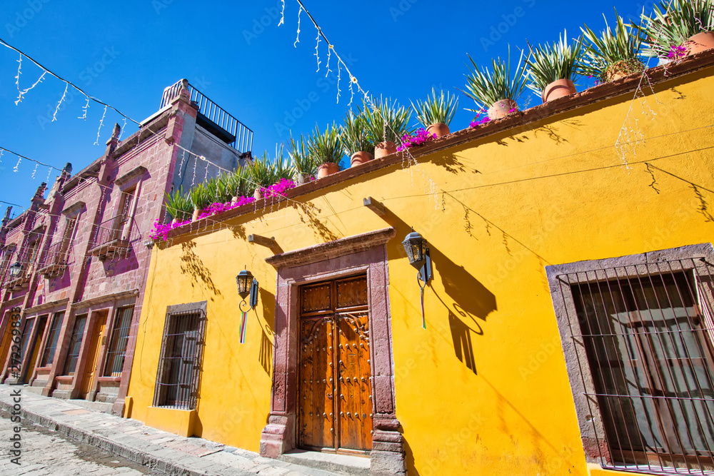 Mexico, Colorful buildings and streets of San Miguel de Allende in historic city center