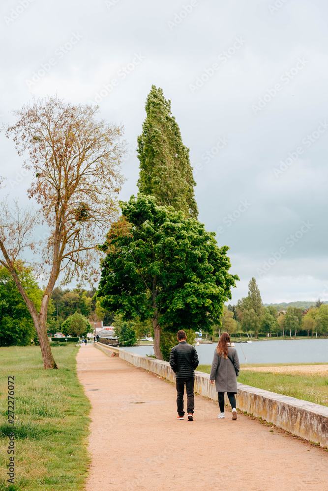 Fototapeta premium Au bord du lac de Montluçon dans le centre de la France