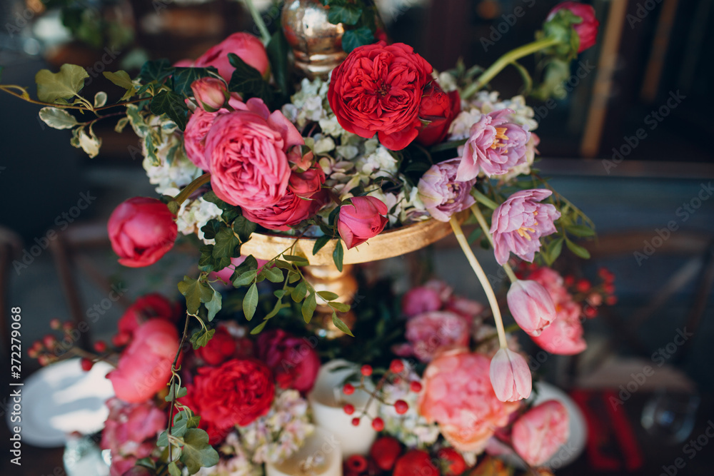 Obraz premium Wedding table flowers with fruits and berries decor in red white pink green colors.