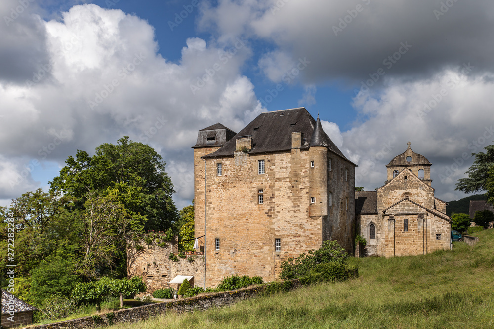 Lissac sur couze (Corrèze, France) - Château de Lissac et église Saint-Pierre