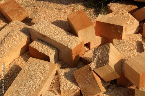 Bauholz wurde in kleine Stücke gesägt