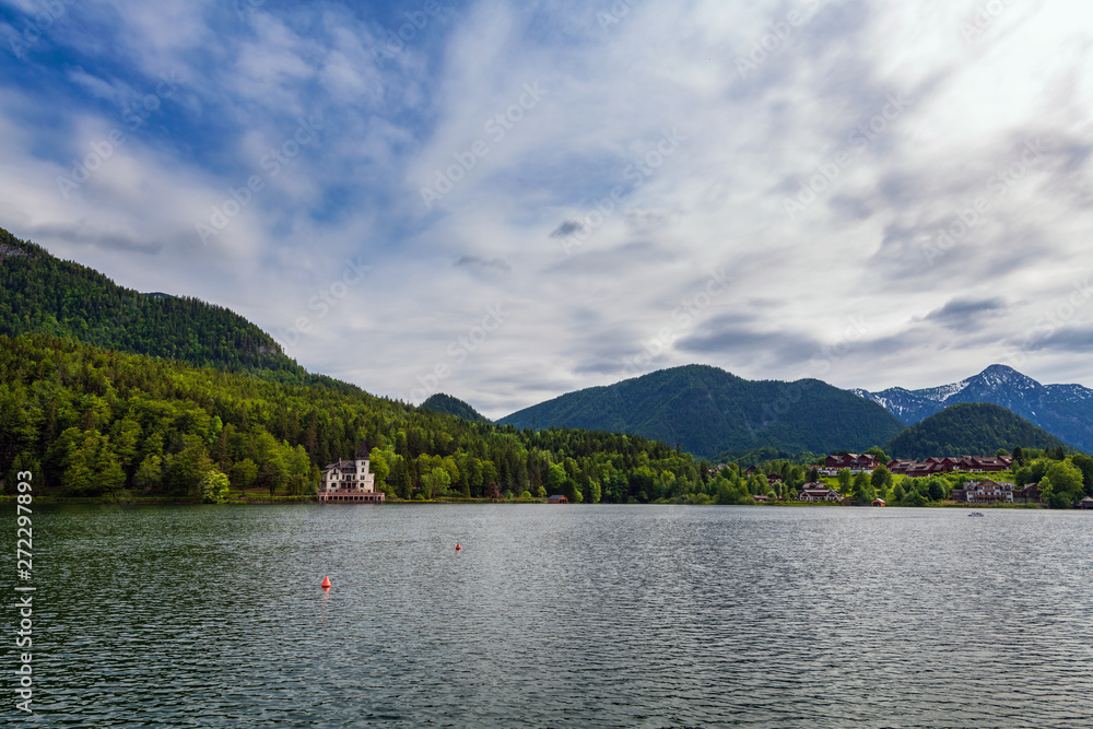 Ufer des Grundsee mit Villa Castiglioni, Steiermark, Österreich