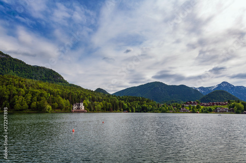 Ufer des Grundsee mit Villa Castiglioni, Steiermark, Österreich © Sonja Birkelbach