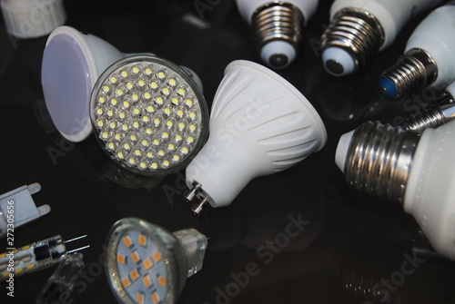 Conjunto de lâmpadas diferentes pousadas num fundo escuro photo