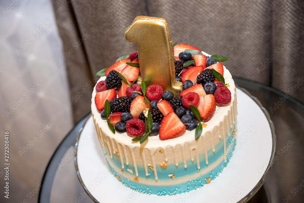Happy Birthday.Holiday cake with candles.Birthday greetings.Greeting — free download