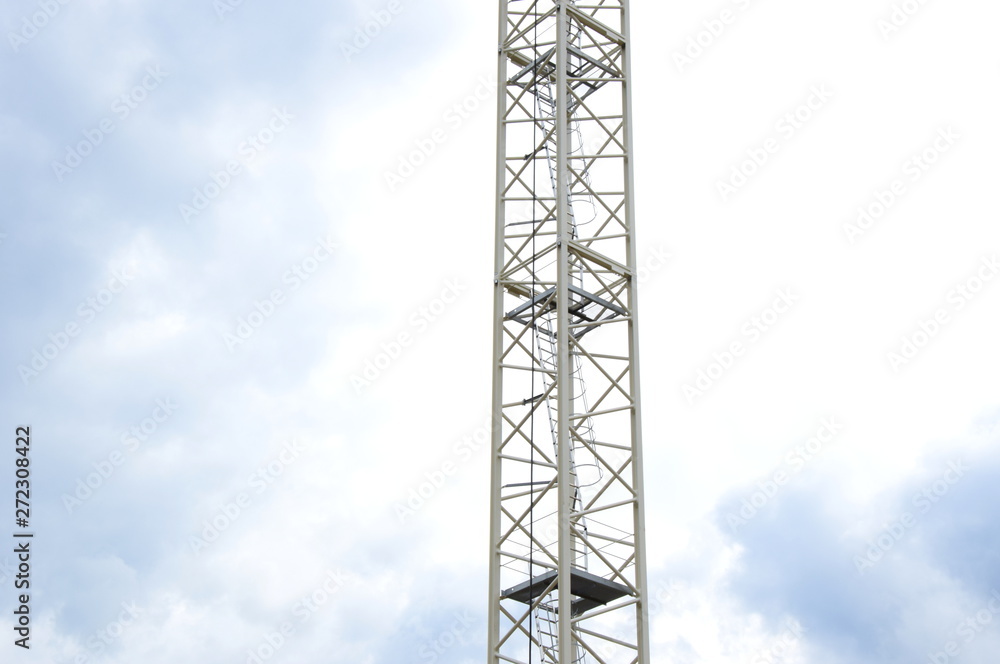 Aufstieg - Baukran - freigestellt vor blauen Himmel Aufstieg - Baukran - freigestellt vor blauen Himmel