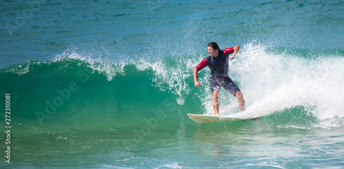 Surfando onda no Brasil