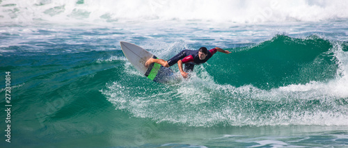 Surfando onda no Brasil