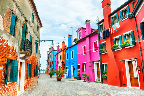 Fototapeta Naklejka Na Ścianę i Meble -  Colorful architecture in Burano island, Venice, Italy. Famous travel destination