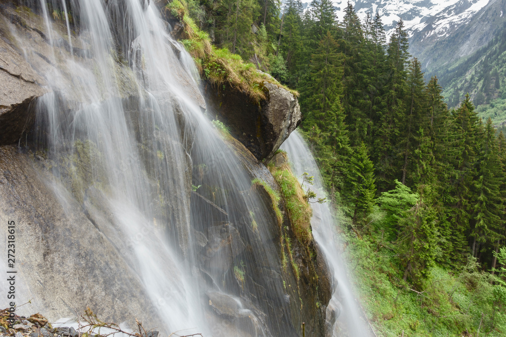 Wasserfall über Felsen in den tiroler Bergen