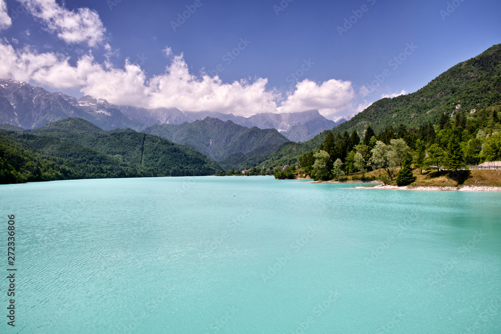 Panorama di montagna con lago