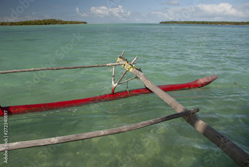 Nouvelle-Calédonie, Île des Pins - Traversée de la Baie d'Upi en pirogue traditionnelle photo