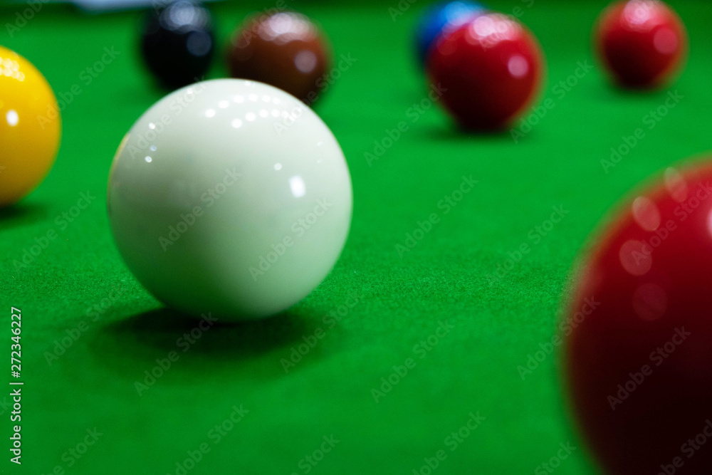Playing snooker, piercing the red ball, black, aiming the ball and pocketing the hole to score points. Playing snooker, piercing the red ball, black, aiming the ball and pocketing the hole to score points.