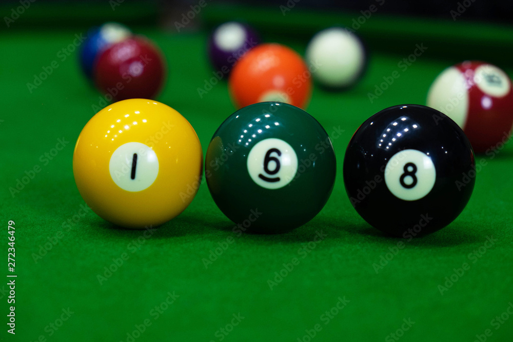 Close-up photos, playing billiard balls, various numbers, stabbing the ball, numbers and green ground Close-up photos, playing billiard balls, various numbers, stabbing the ball, numbers and green ground